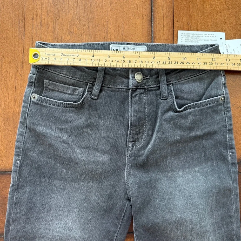 Free People Women Faded Black‎ High Rise Raw Hem Straight Leg Jeans Size 25